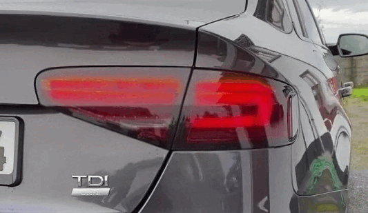 Audi A4 saloon Semi-Dynamic Indicators